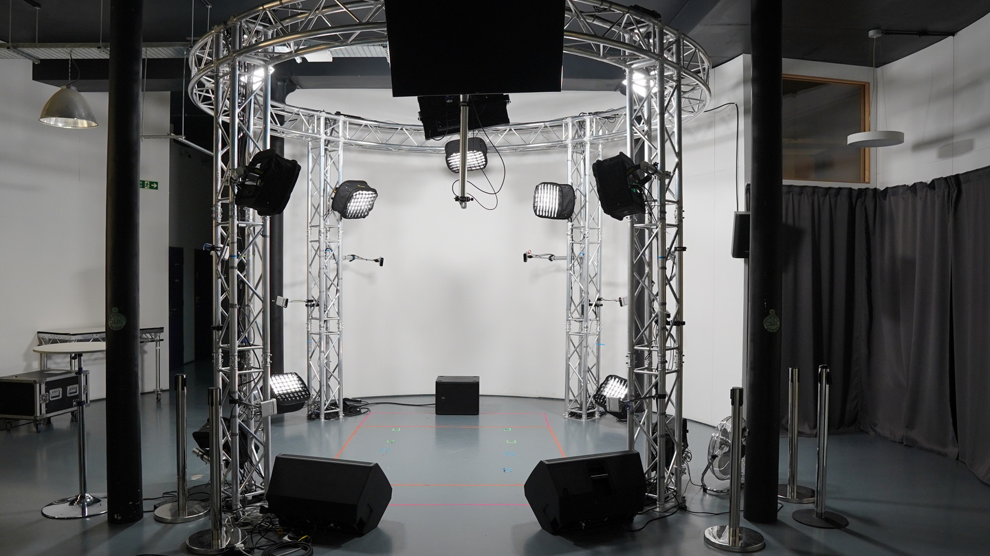 The rig circling a performer measures 3m x 3m x 2m and uses 10 time-of-flight cameras