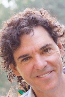 albertoduenasheadshot2021_134980.jpg